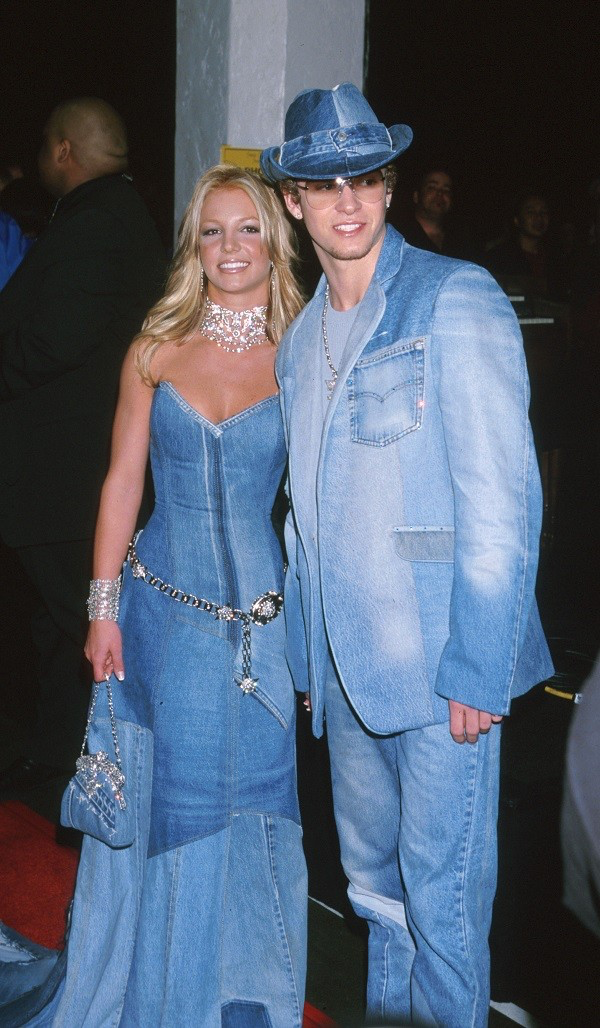 Britney Spears e Justin Timberlake usam look all jeans em premiação 